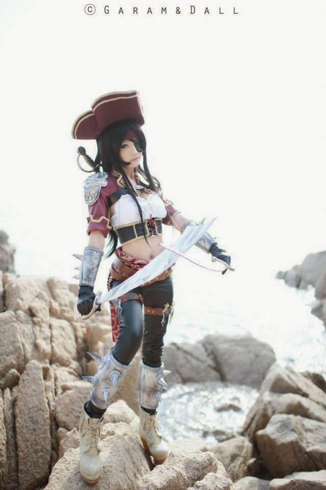 Miyuko khoe trọn bộ cosplay Katarina "cướp biển" - Ảnh 34