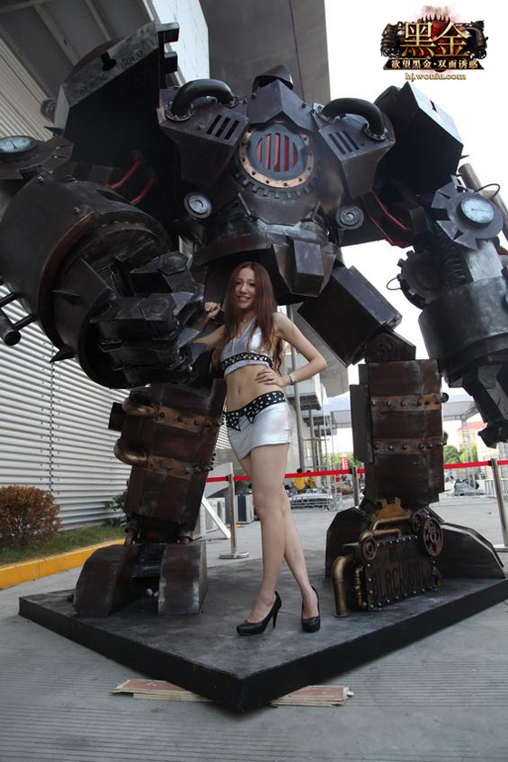 Dàn mỹ nữ của Hắc Kim khoe dáng bên robot khổng lồ - Ảnh 3