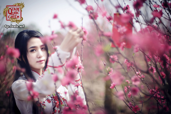 Ngọc Hiền khoe sắc duyên dáng cùng hoa đào - Ảnh 1