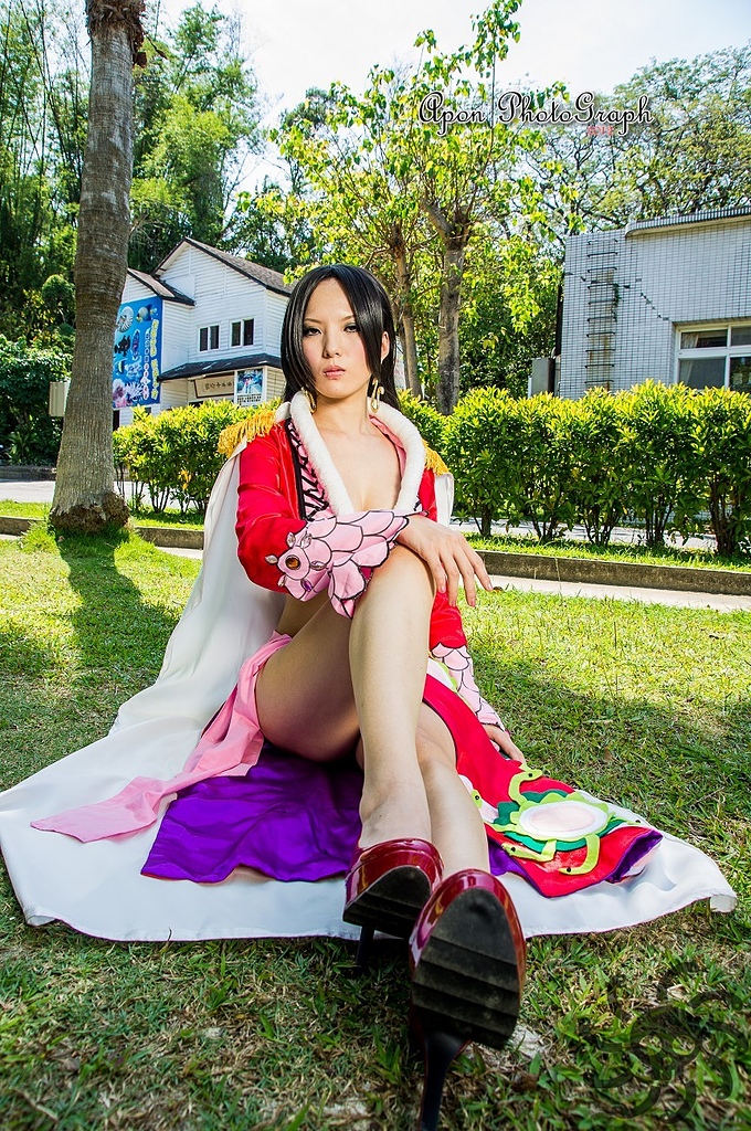 Nữ hoàng hải tặc Boa Hancock khoe chân dài miên man - Ảnh 18