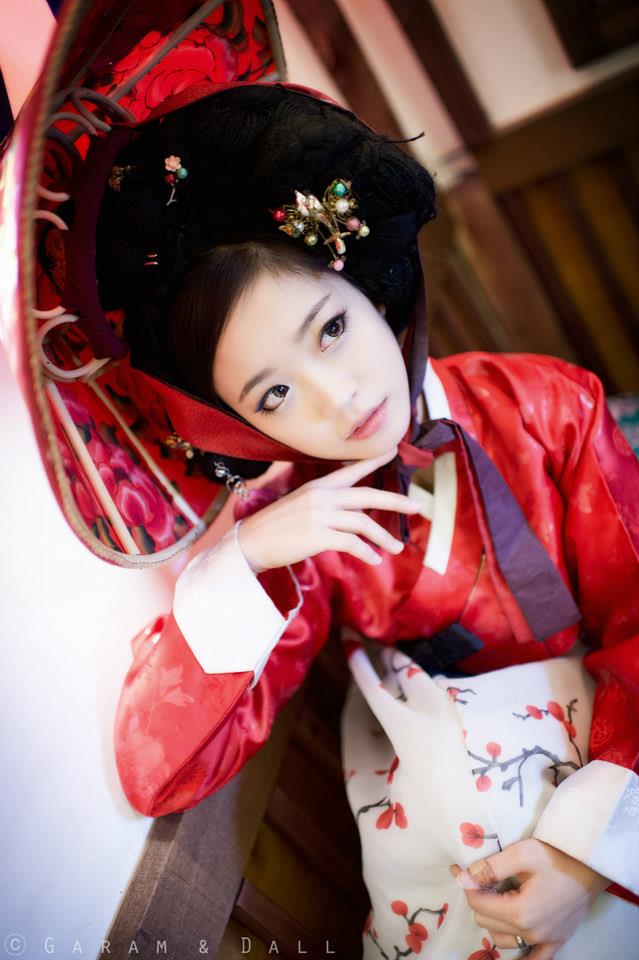 Tomia gợi cảm với trang phục truyền thống Hanbok - Ảnh 3