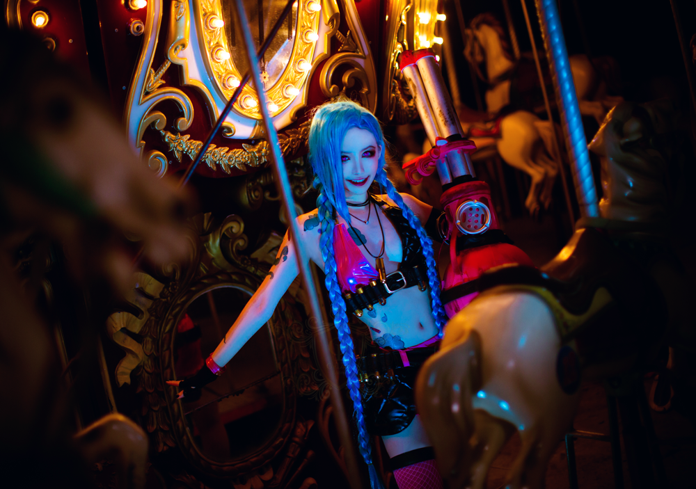 Jinx chơi đu quay ngoài công viên - Ảnh 3