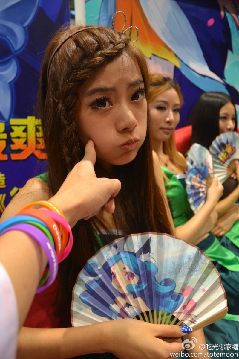 Sờ tận tay các showgirl tại ChinaJoy 2013 - Ảnh 2