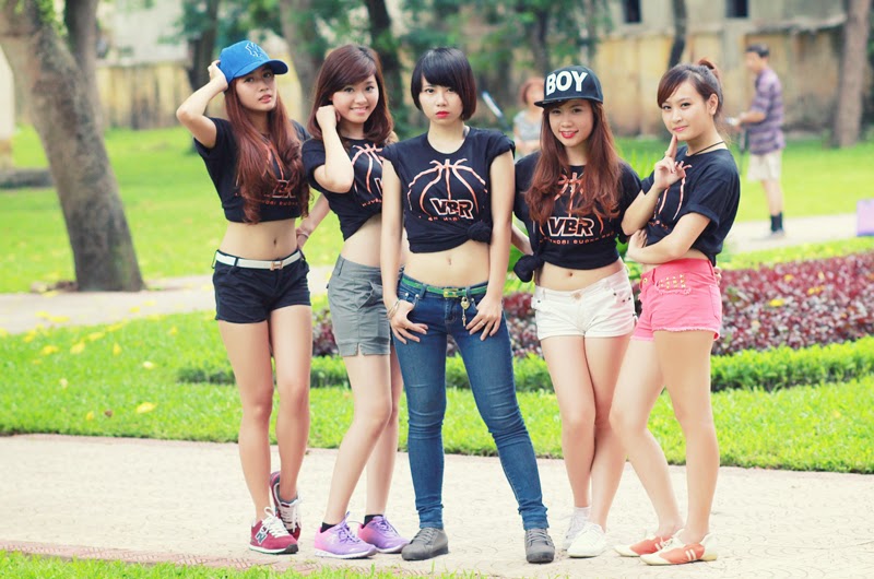 Thí sinh Miss Bóng Rổ 2013 đọ dáng tại công viên - Ảnh 12