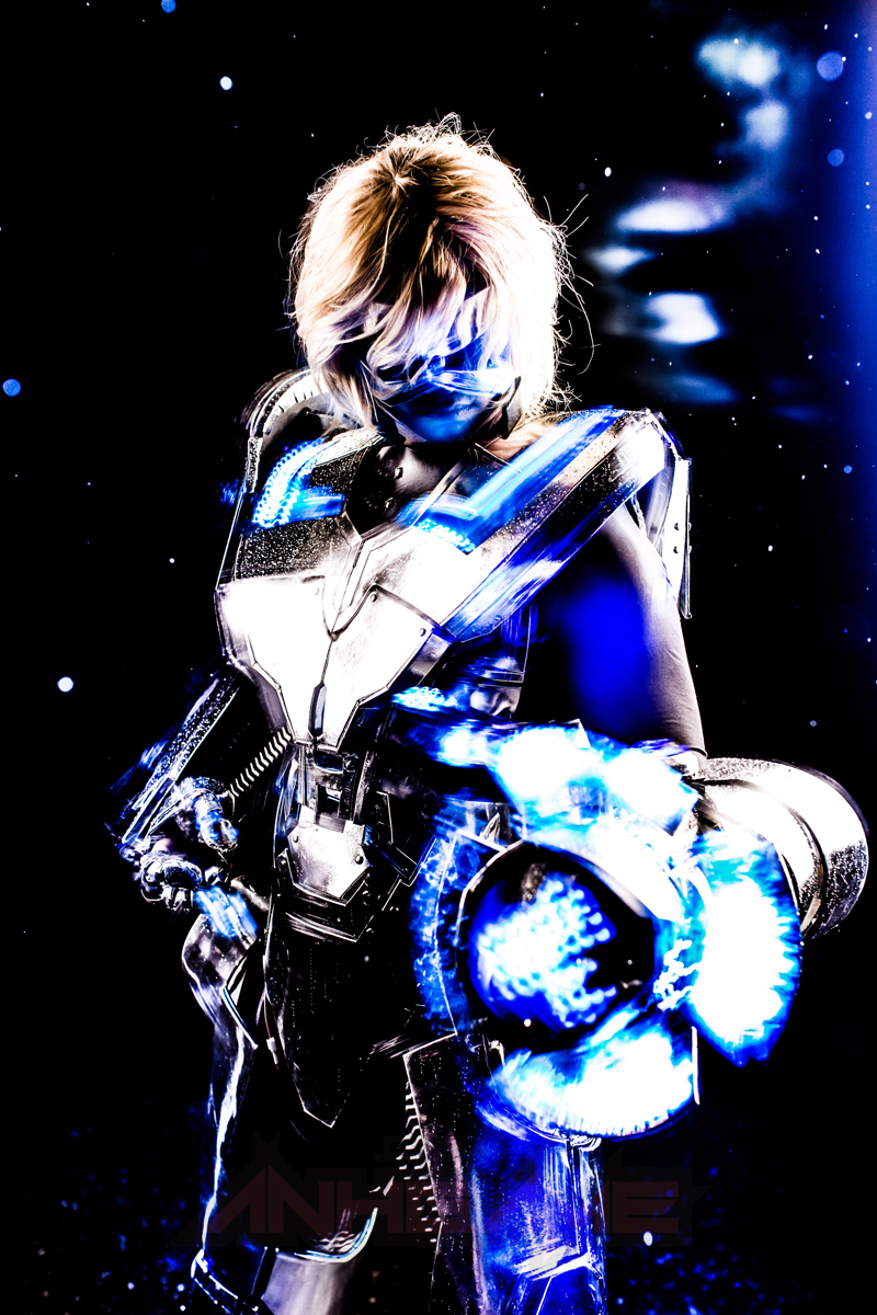 Cosplay Ezreal Vũ Khí Tối Thượng nhìn "ảo tung chảo" - Ảnh 6