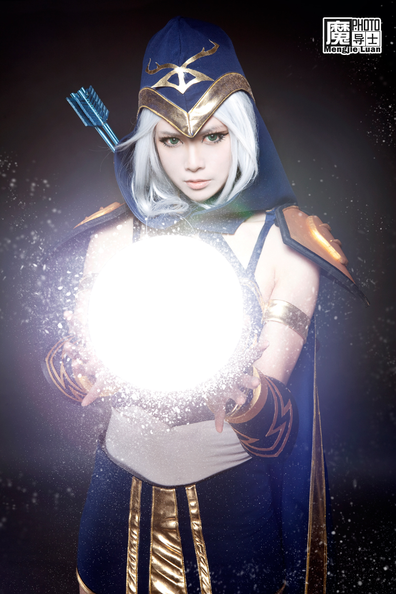 Cosplay "cung băng" Ashe đẹp điên đảo - Ảnh 4