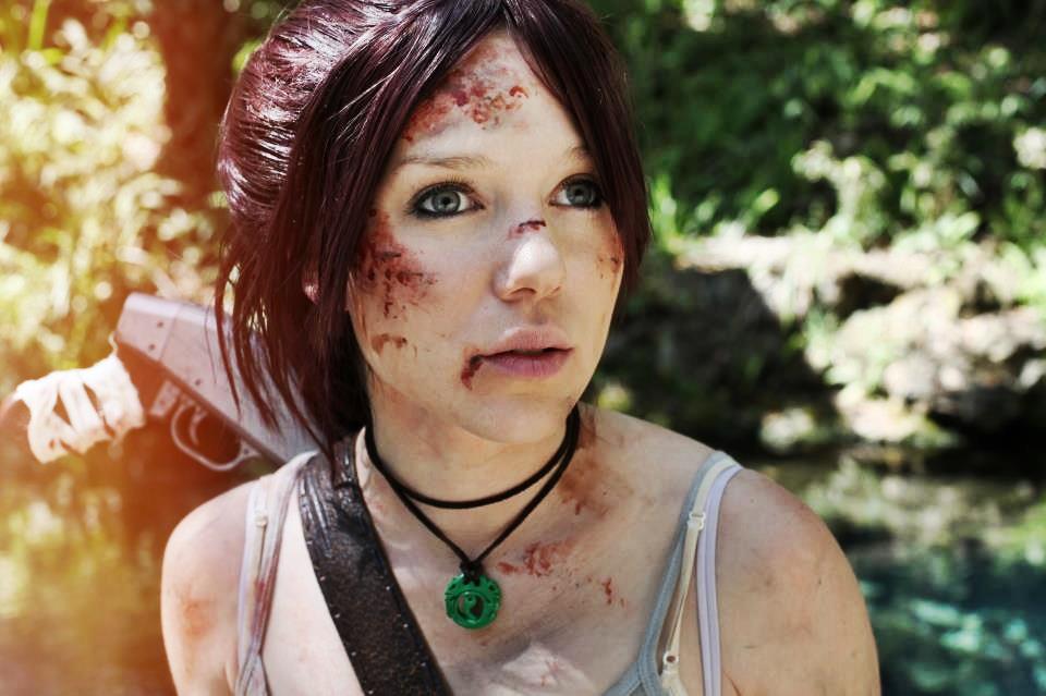 Lara Croft mặt đầy máu nhưng vẫn đẹp mê hoặc - Ảnh 31