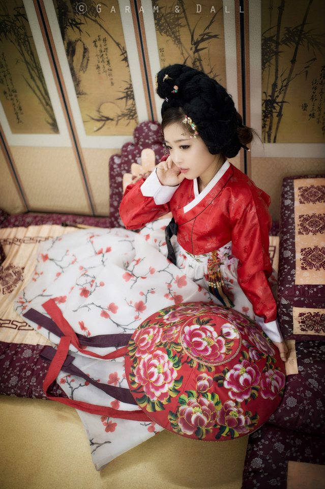 Tomia gợi cảm với trang phục truyền thống Hanbok - Ảnh 2