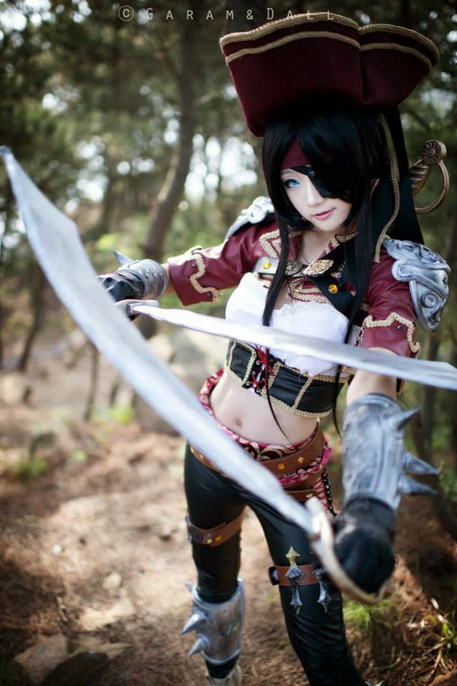 Miyuko khoe trọn bộ cosplay Katarina "cướp biển" - Ảnh 18